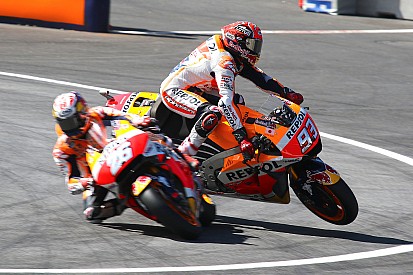 Iannone pakt Dovizioso in derde training, stevige crash Marquez