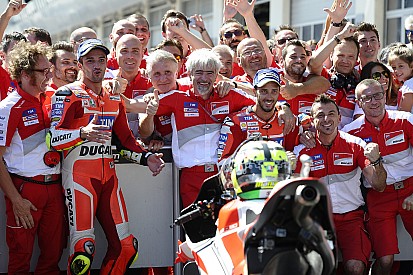 Iannone dolbij, Dovizioso baalt van bandenkeuze