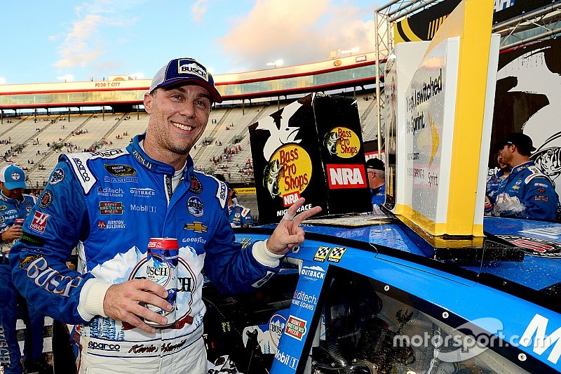 Harvick supera los problemas y gana en Bristol