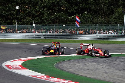 Verstappen: "Laat ze echt niet zomaar voorbij, rijd ze nog liever van de baan"
