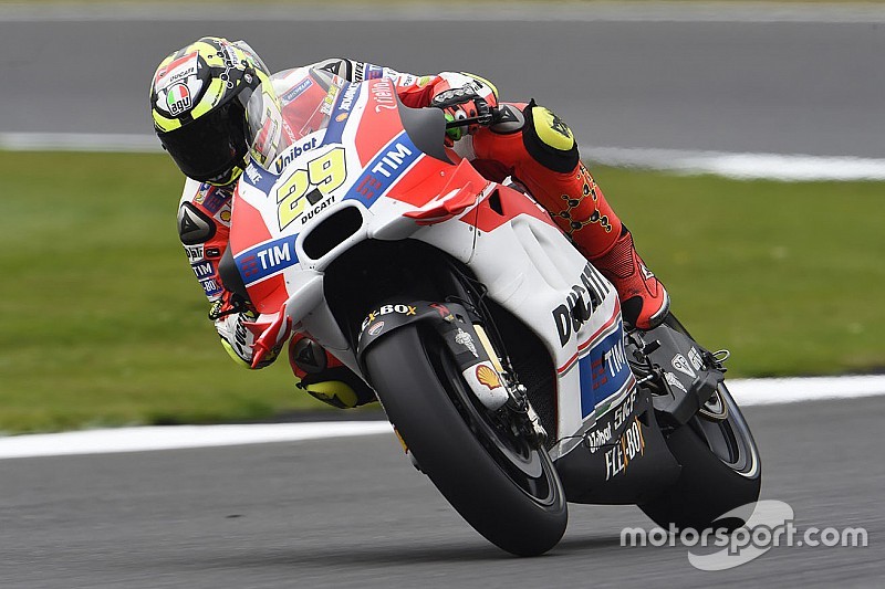 Silverstone, Libere 2: Iannone batte Vinales e porta in vetta Ducati