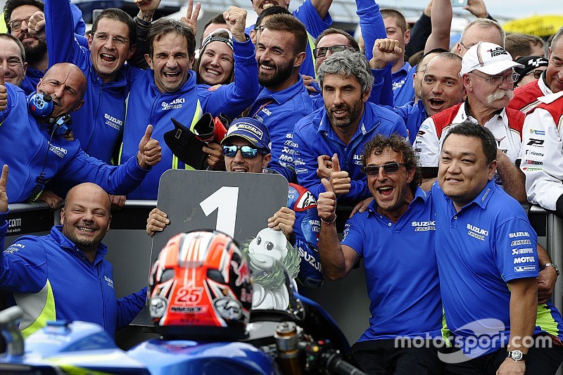 Viñales het sterkst op Silverstone, Crutchlow wint spannende strijd voor P2