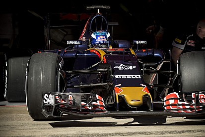 LOL: Verstappen beültette az F1-es autójába a barátnőjét