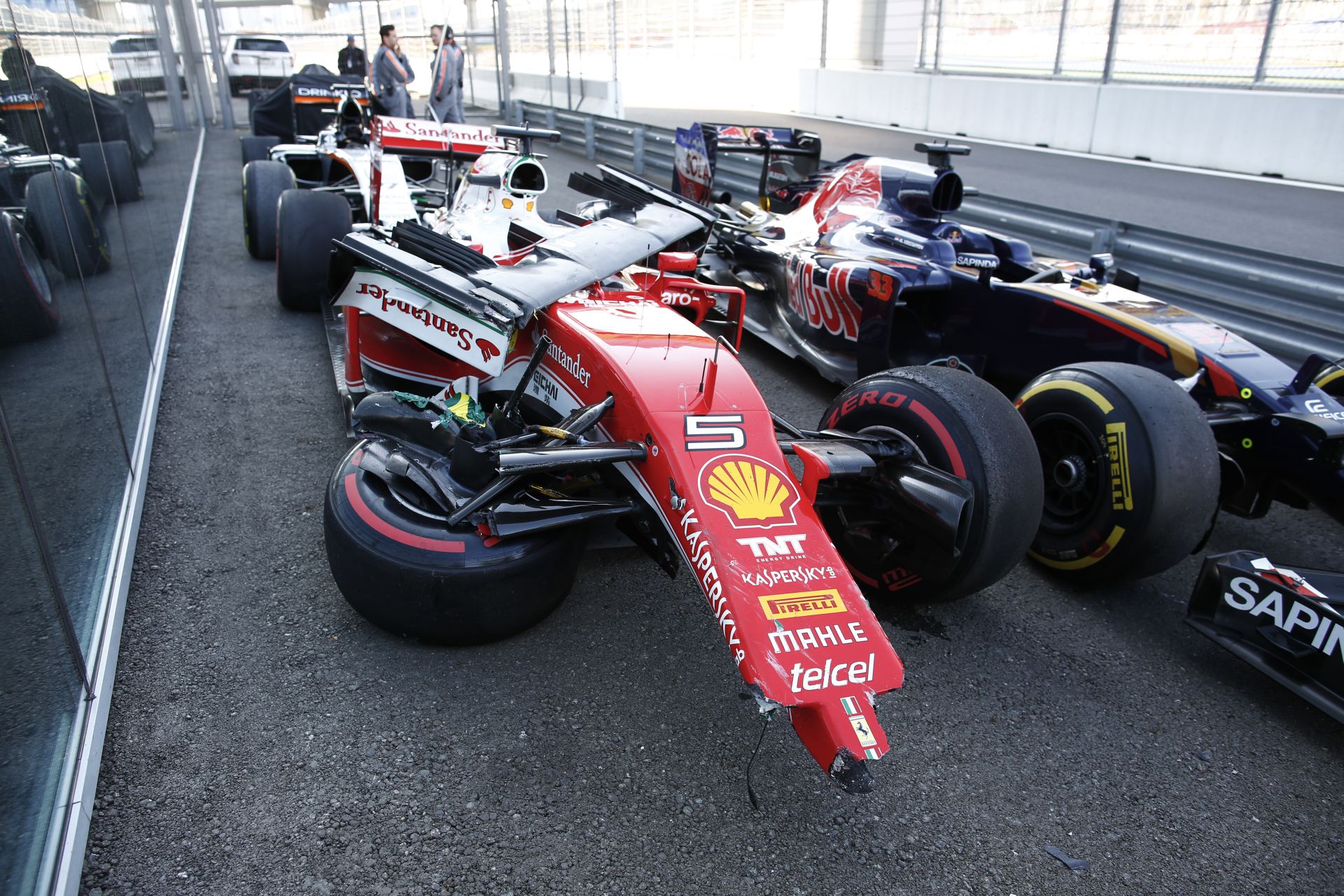 Vettel a Kvyat-lelátó mellett csapódott falba Szocsiban!