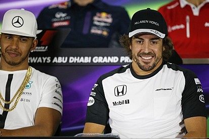 Alonso: „Kvyat és Verstappen helyet cserélt egymással? Lewis, te tudtad?”