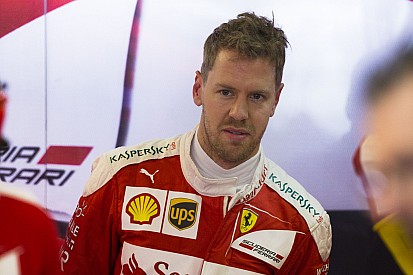 Vettel motoron érkezett meg Barcelonába!
