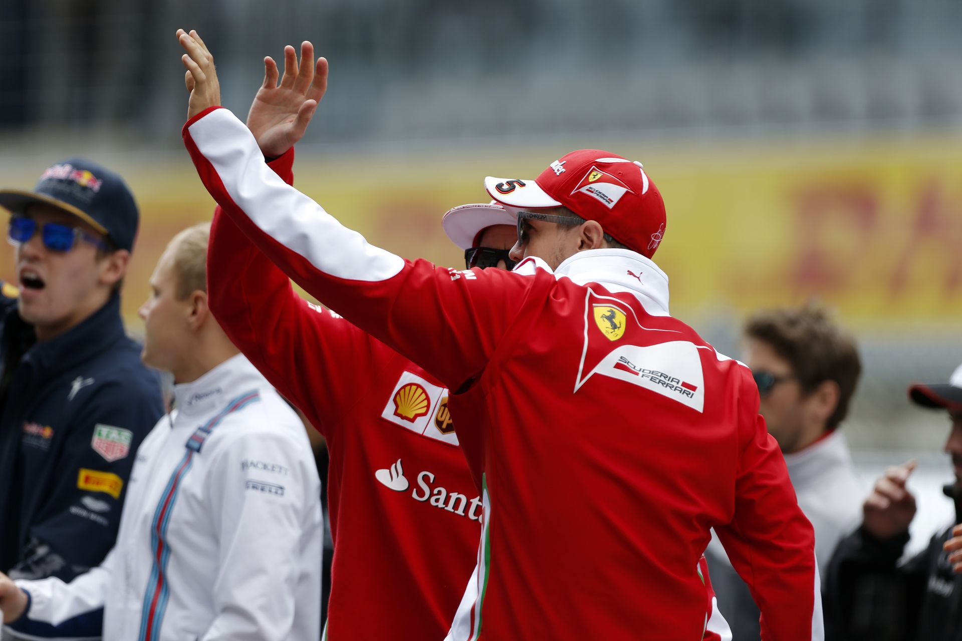 Vettel és az iszonyat menő motoros sisakja