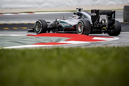 Hamilton a barcelonai kicsúszás után oda sem mert nézni... Ahogy a Mercedes sem!