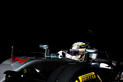 Mint két holttest, úgy állt letakarva a pálya szélén a Mercedes