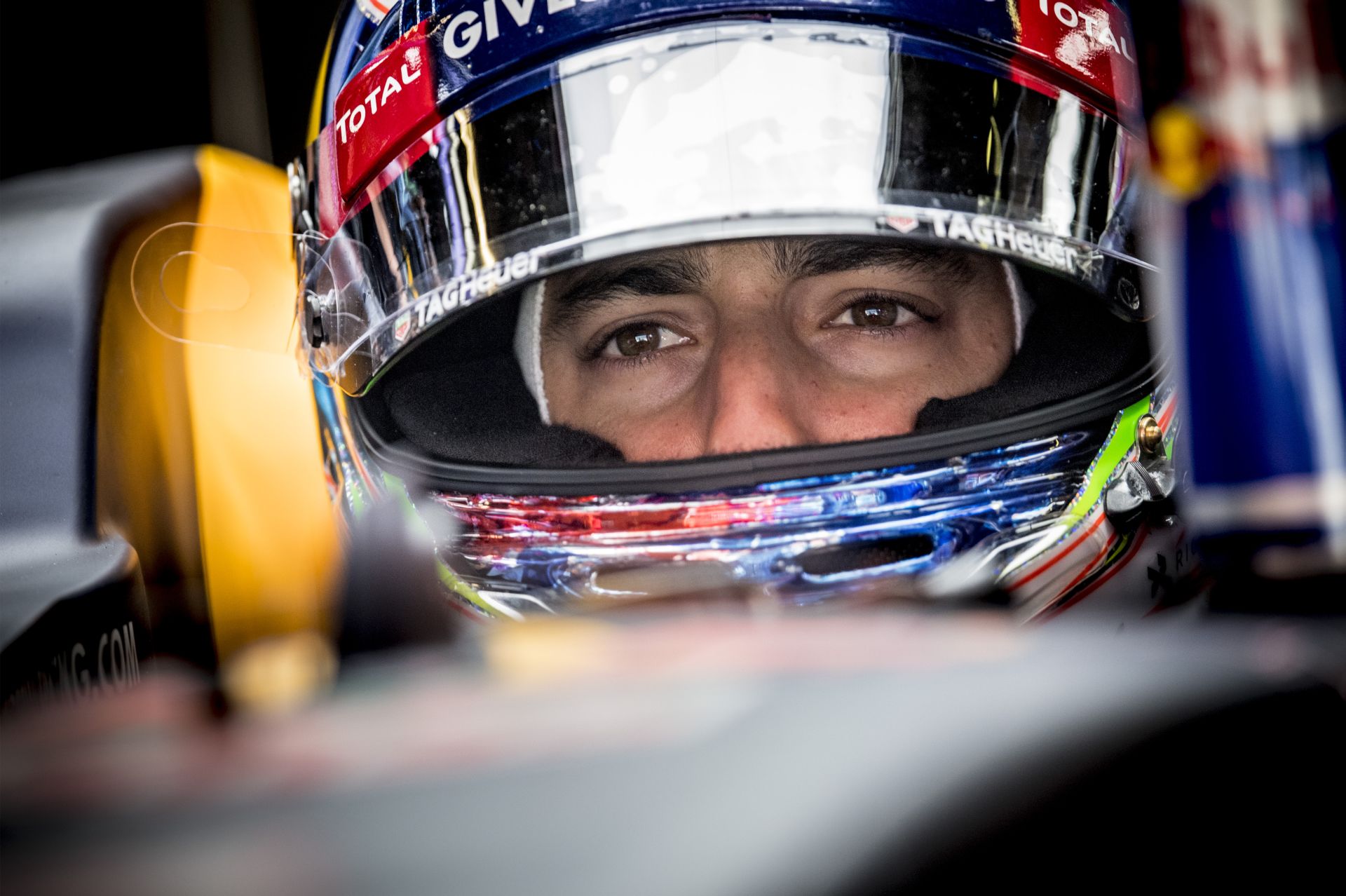 LOL: videón, ahogy Ricciardo kéz nélkül veszi fel a farmert