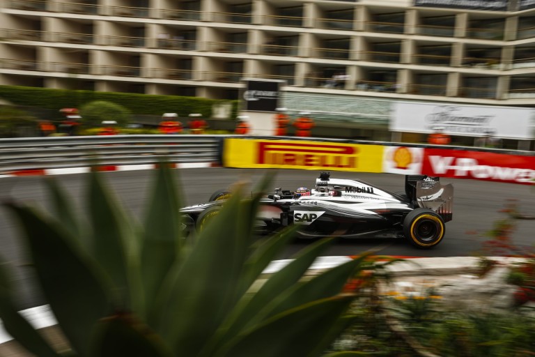 A McLaren a szűk monacói pálya ura!