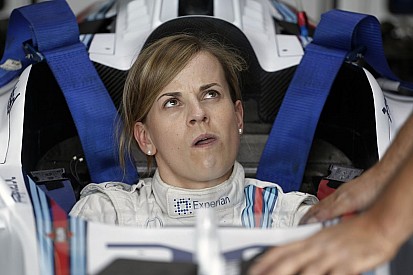 Pöpec: Susie Wolff egy Mercedes kabrióban!