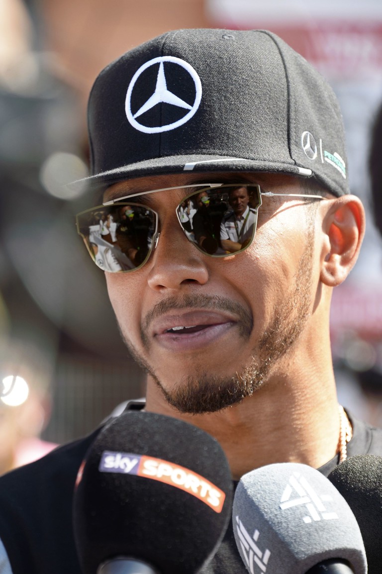 Hamilton félmeztelen dobolt