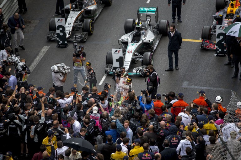 Hamilton 44. győzelme=83 tonna a fékpedálon