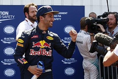 Ricciardo kuktaként zsonglőrködik!