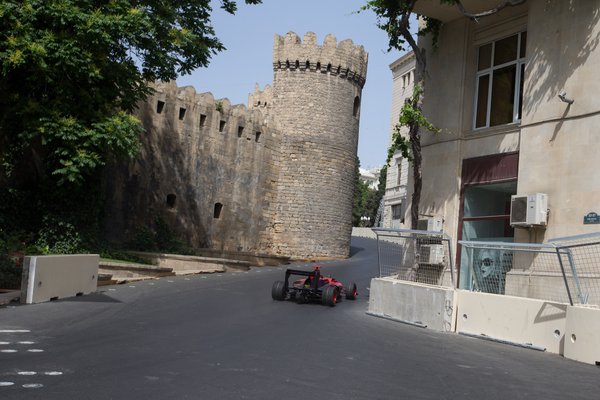 Így takarják el a csúnya épületeket Bakuban az F1 nagydíj ideje alatt