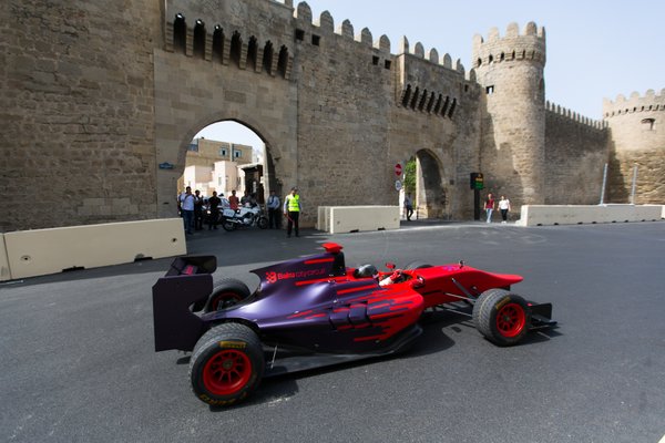 Az F1-es rajongók már most fogják a fejüket: mi lesz Bakuban?!
