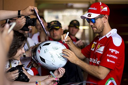 Vettel szignózta a világ legkirályabb F1-es sapkáját - így már ultramenő lett!