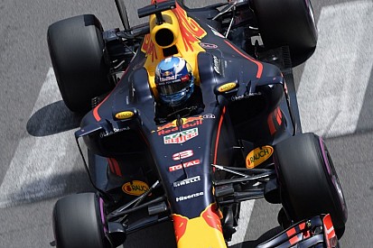 Verstappen látványos driftelése Montrealból a Red Bullal