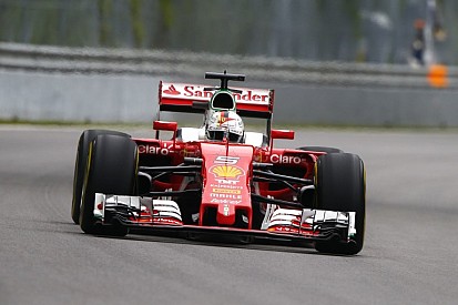 Videón Vettel zseniális startja: Hamilton összeütközött Rosberggel