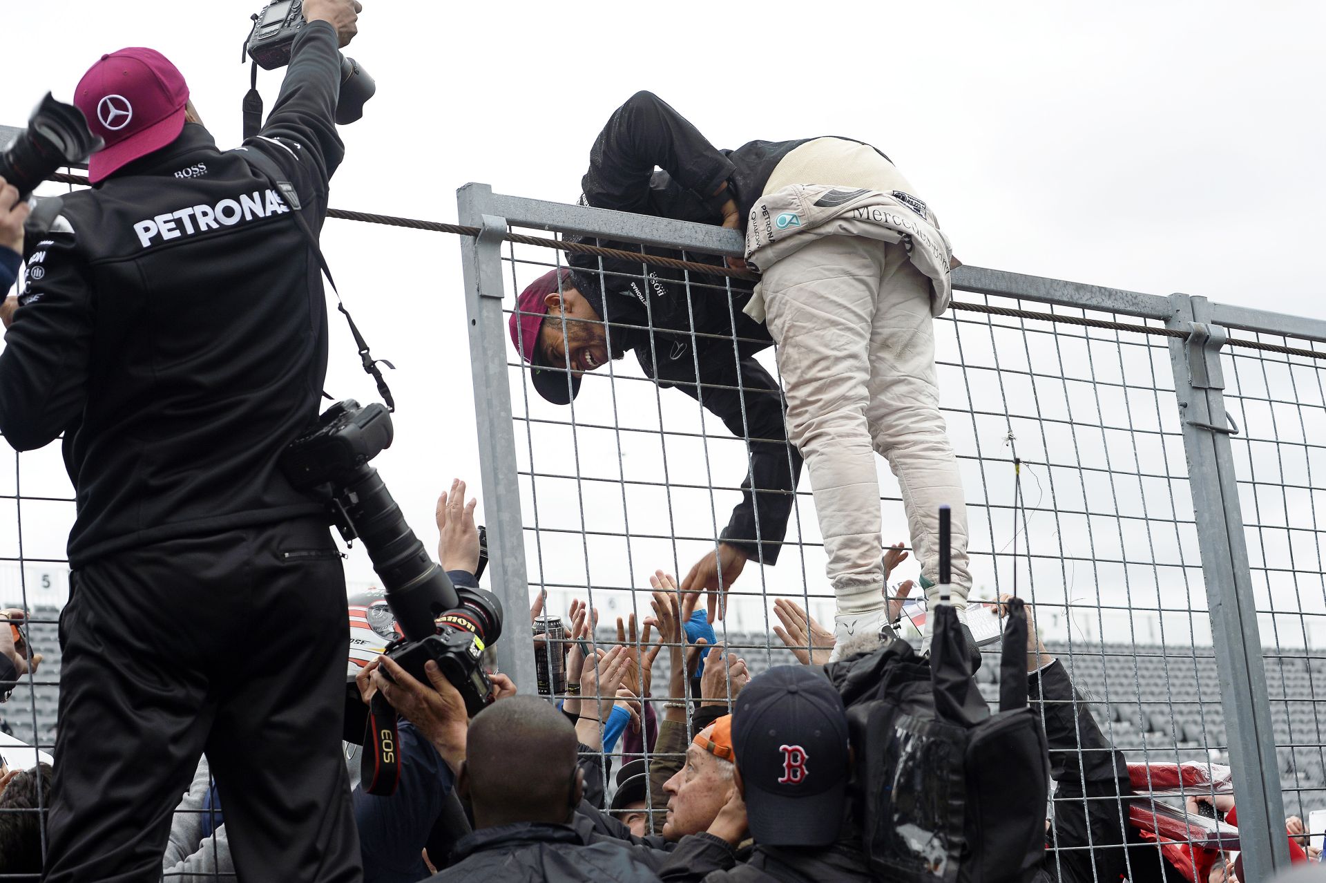 Hamilton, aki a leginkább figyel a rajongóira a Forma-1-ben