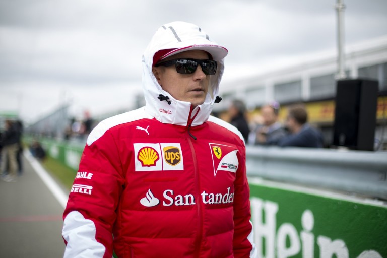 Minttu az álomnő: magassarkúban, Räikkönen mezben a focipályán!