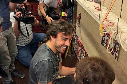 Alonso másodállást vállalt Bakuban: szőnyegszövés a profilja