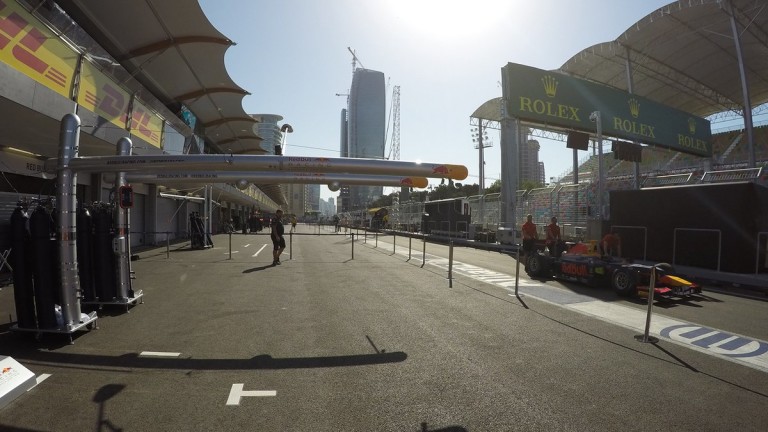 Éledezik az F1-es paddock Bakuban csütörtökön