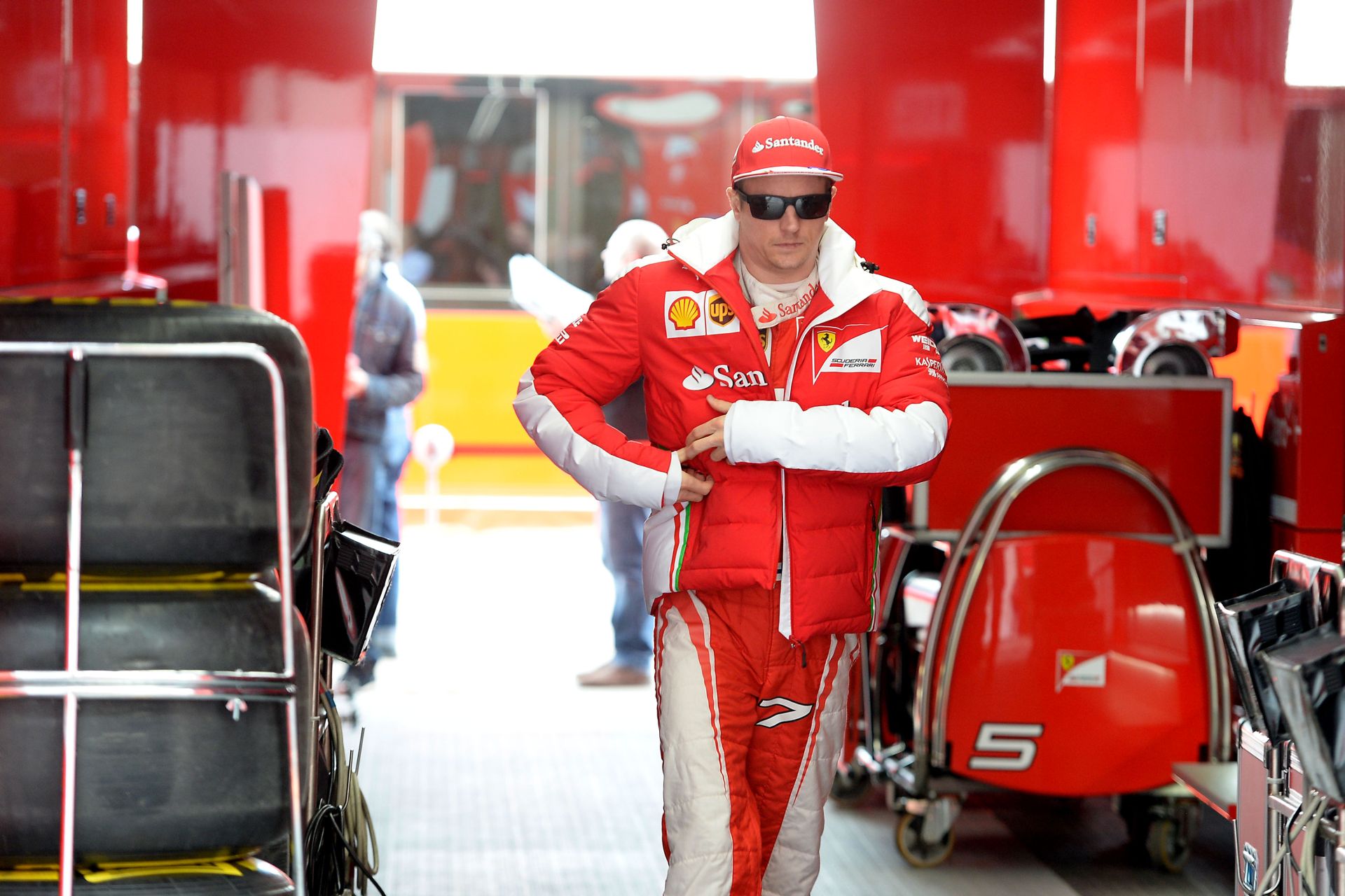 Kimi mindent aláír, még az audis sapkát is