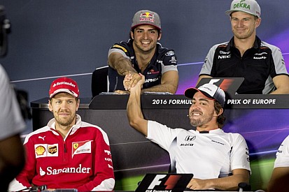 Alonso beoltotta Sainzot - aki erre csúnyát mutatott!