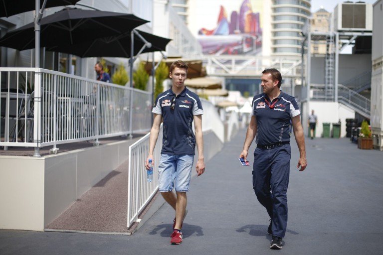 Kvyat megtámadta a boxbejáratot az azeri pályán