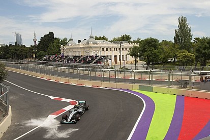 Rosberg szikrázós érintőre vette a falat Bakuban - mázlija volt!