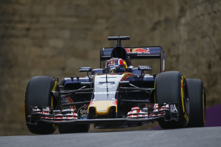 Nagyon meleg volt a pite Kvyat számára: komoly