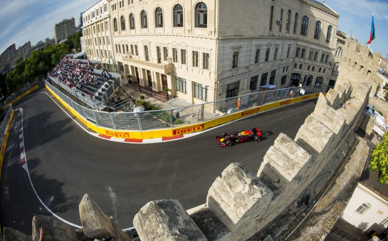 Nagyszabású show a bakui rajt előtt - F1 azeri színekben!