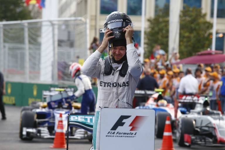 Ilyet sem látni gyakran: Nico Rosberg beült apja futamgyőztes kocsijába!