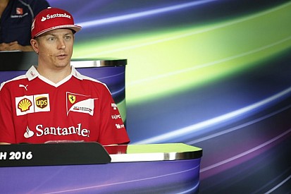 Raikkönen munka közben: mindent aláír a finn
