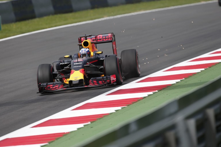 Ennél menőbb Red Bull cipellő nincs