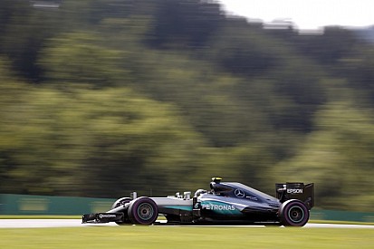 Egészen közelről, ahogy eltörik Rosberg bal hátsó felfüggesztése