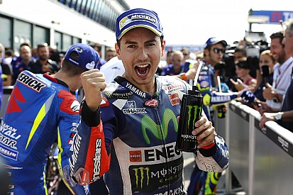 Lorenzo vuelve a la pole en la casa de Rossi