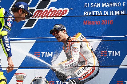 Pedrosa verslaat Rossi voor de winst in Grand Prix van San Marino