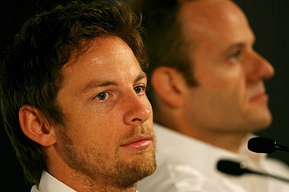 Button “volvería más fuerte" en 2018, asegura Barrichello