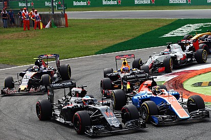 Alonso es el piloto que más adelanta en las salidas