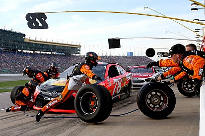 La NASCAR songe à réduire la taille des équipes dans les stands