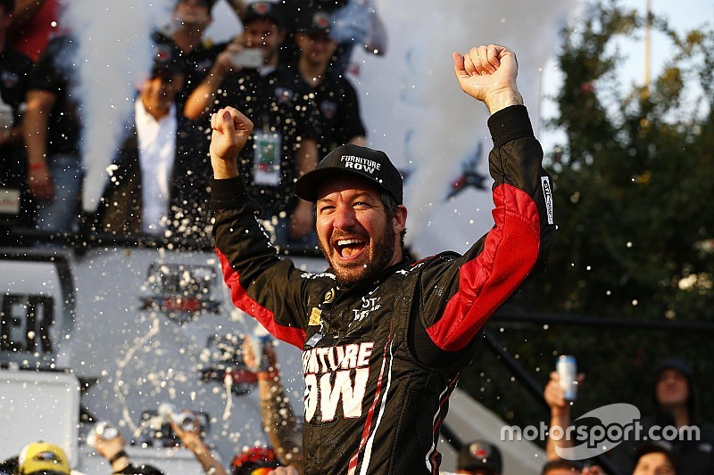Truex Jr. vence en Dover; Stewart está fuera de la pelea