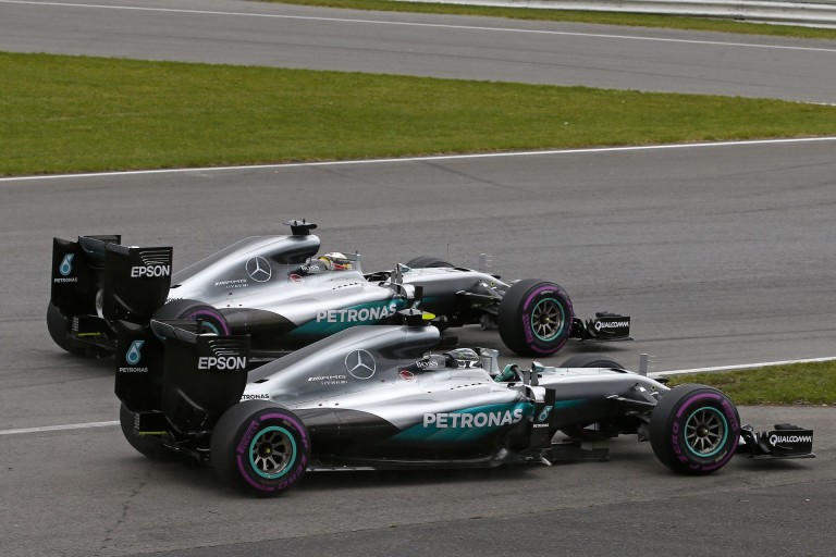 F1 2016 micsoda dráma?! Hamilton kiüti a rajtnál Rosberget Malajziában