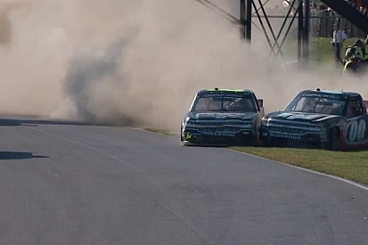 Ilyen befutót is ritkán látsz: tolakodás és pankráció a NASCAR-ban