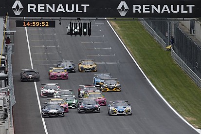 Remek hírek: Kubica újra zárt pályán fog versenyezni egy RS01 volánja mögött!