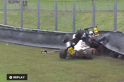 Egy durva baleset a Formula 4-ben: veszélyben volt a versenyző feje