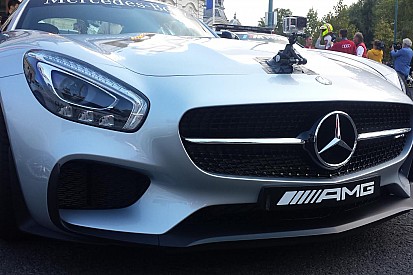 Ilyen az F1-es biztonsági autó anyós ülésén élvezni a száguldást Budapest utcáin: exkluzív