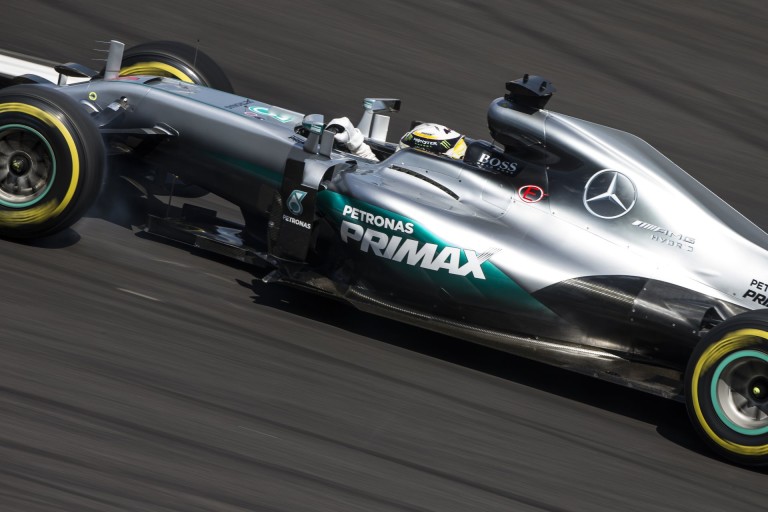 DRÁMA: Hamilton kiesett, elfüstölt a Mercedes!